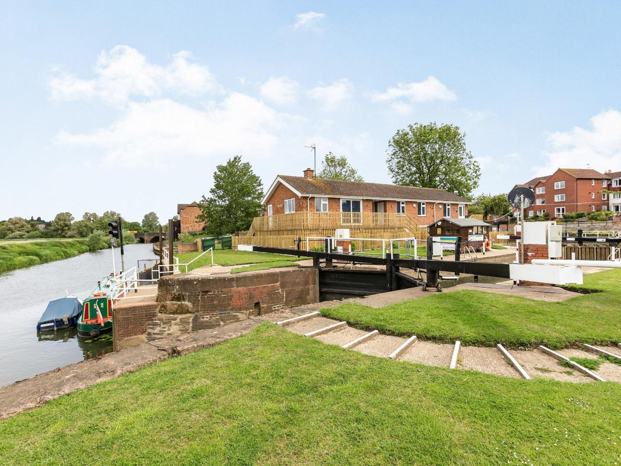 - Uk34126 Tewkesbury
