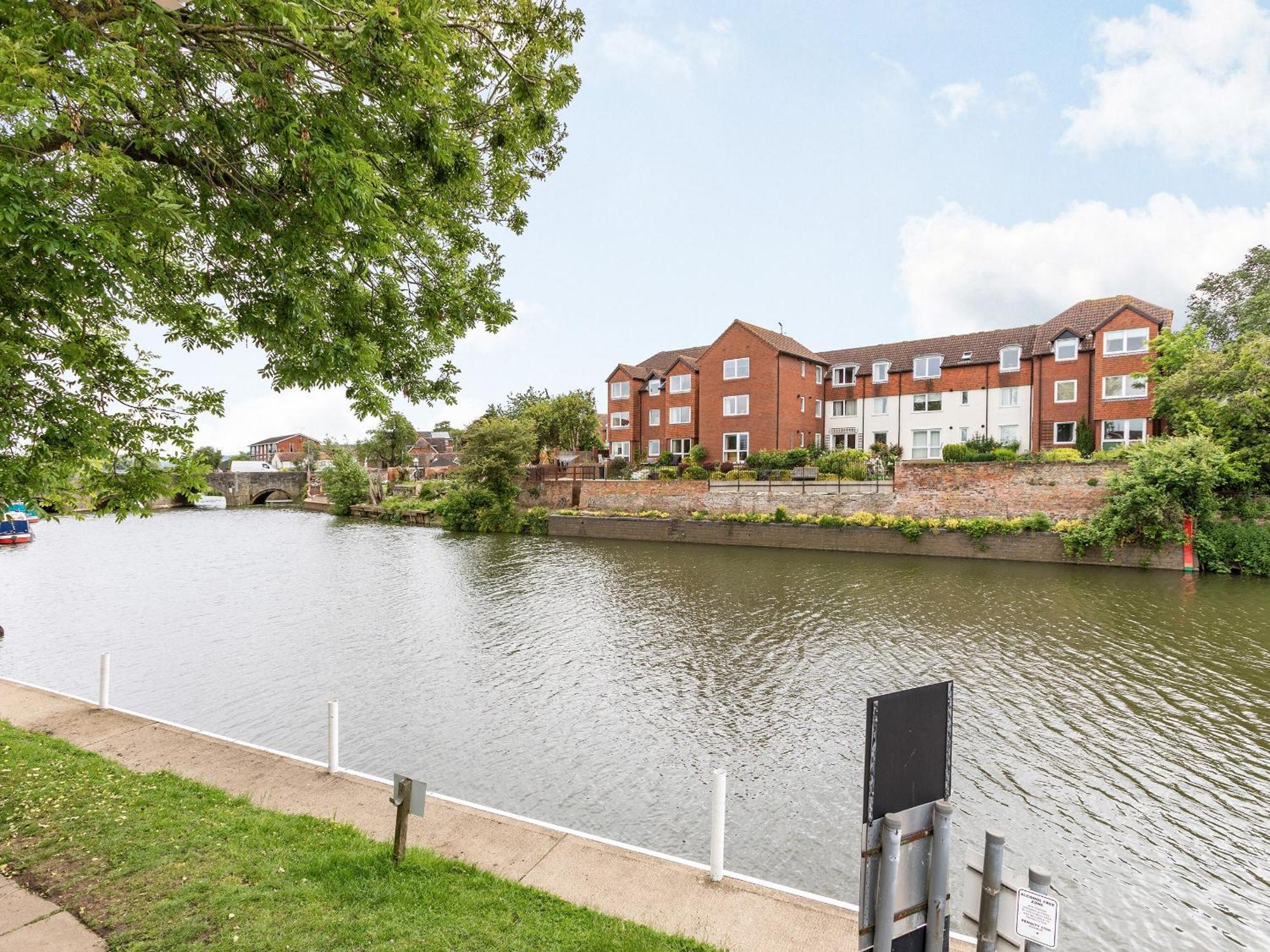 - Uk34126 * Tewkesbury